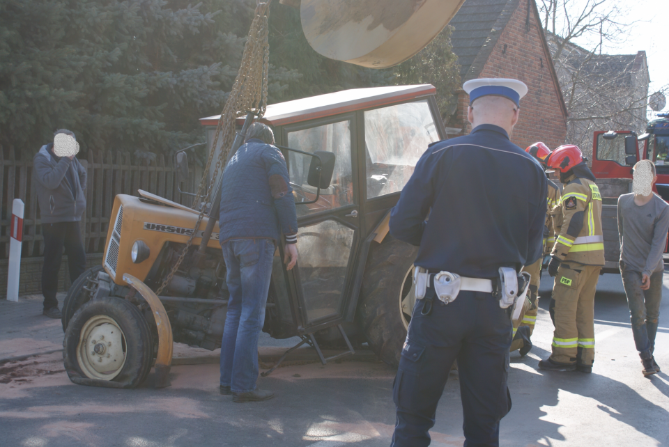 Wypadek w gminie Wieruszów. Ciągnik uderzył w samochód, sprawcą 16-latek bez prawa jazdy