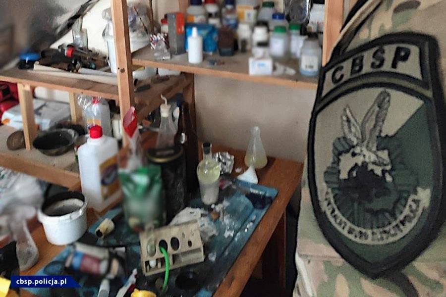 Uderzenie w nielegalny handel prekursorami materiałów wybuchowych. Akcję przeprowadzono na terenie 11 województw
