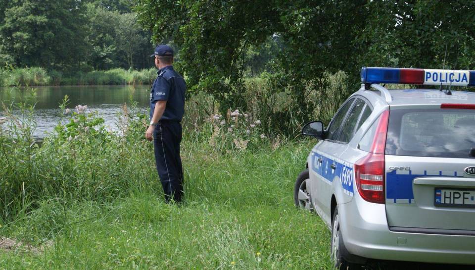 Tragiczne odkrycie w gminie Galewice. Ze zbiornika wodnego wyłowiono ciało mężczyzny