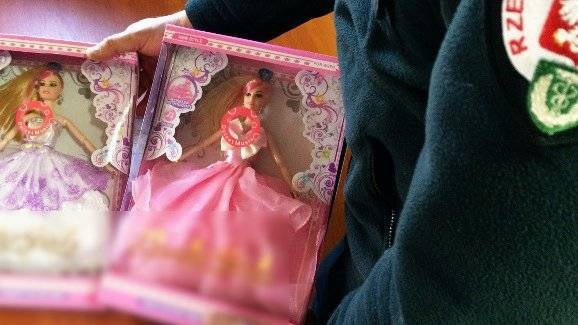 Służby na tropie chińskich zabawek: Toksyczne lalki, gryzaczki, niebezpieczne rękawy do pływania i pchacze! "Niebezpieczny towar zniszczono"