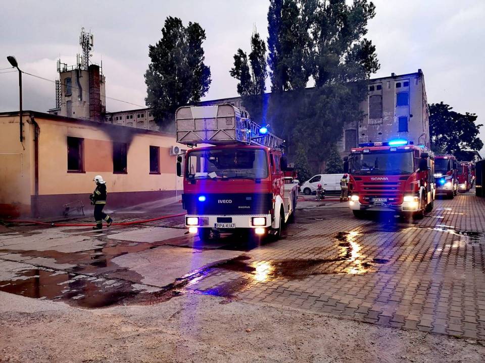 Konstantynów Łódzki: Dziesięć zastępów straży gasiło ogień w tkalni przy Łódzkiej