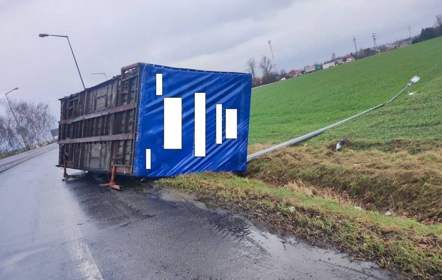 Niebezpieczna sytuacja w Walichnowach. Z ciężarówki spadł kontener