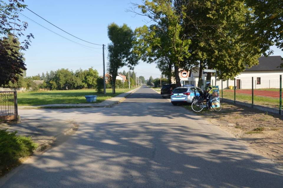 Wypadek w Sokolnikach. Samochód osobowy zderzył się z rowerem, jednośladem podróżowała kobieta z dzieckiem