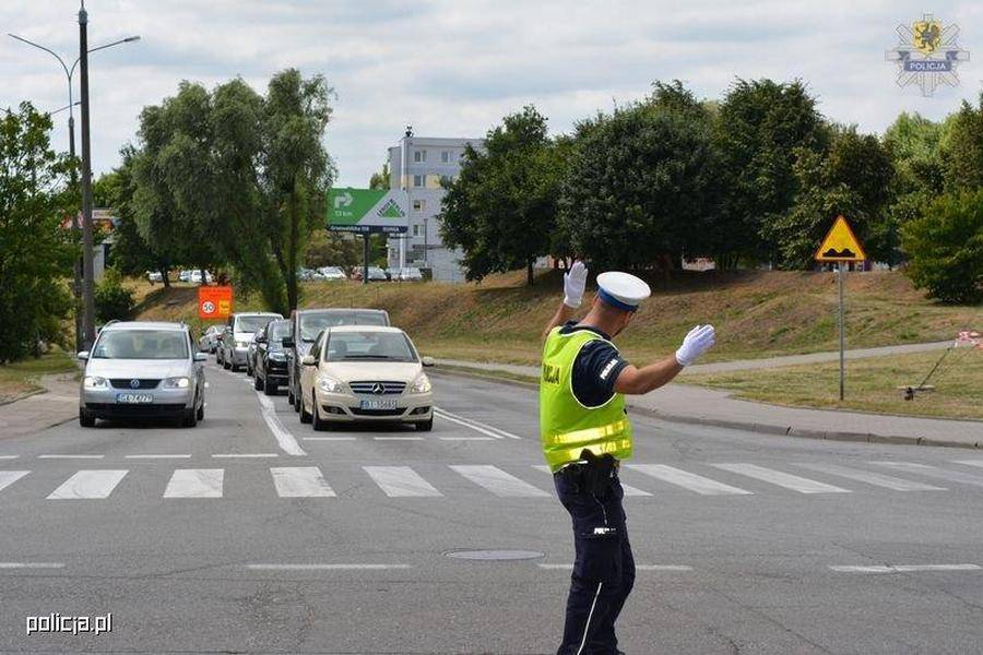 Policjant, sygnalizacja czy znaki pionowe? Kto jest ważniejszy na drodze? Rozwiewamy wątpliwości!