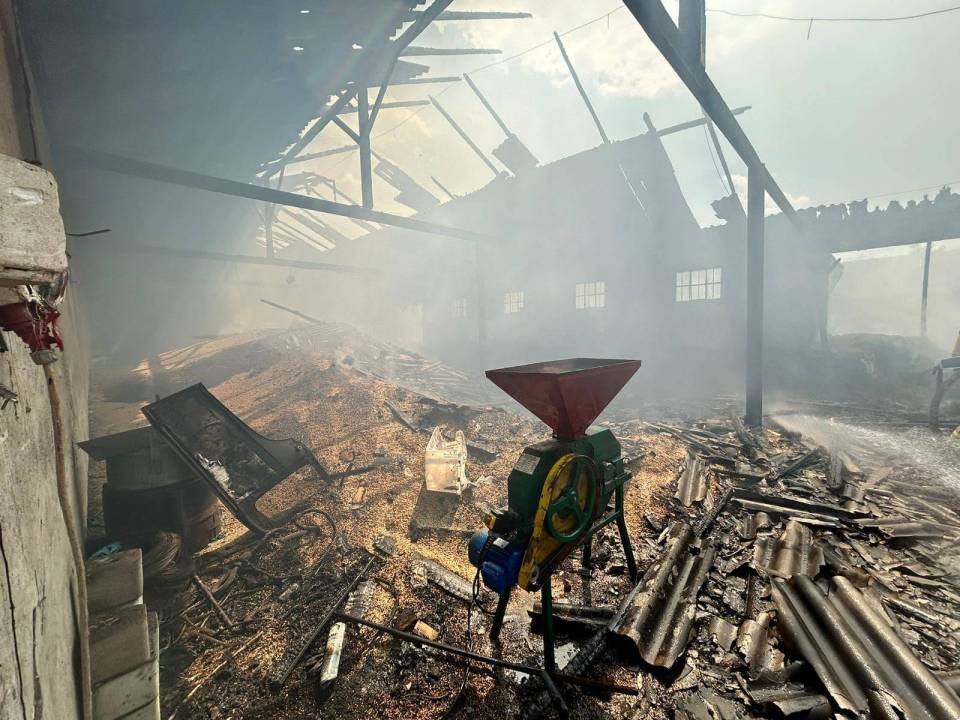 Duży pożar w gospodarstwie agroturystycznym. Doszczętnie spłonął 200-metrowy budynek i zgromadzone zapasy. Straty są ogromne [Foto]